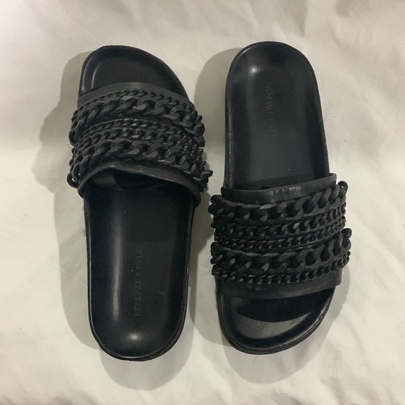 🔥1/2 of Summer Sale!🔥 KENDALL & KYLIE “Shiloh”  Matte Black Chain Link Slides - Picture 4 of 8